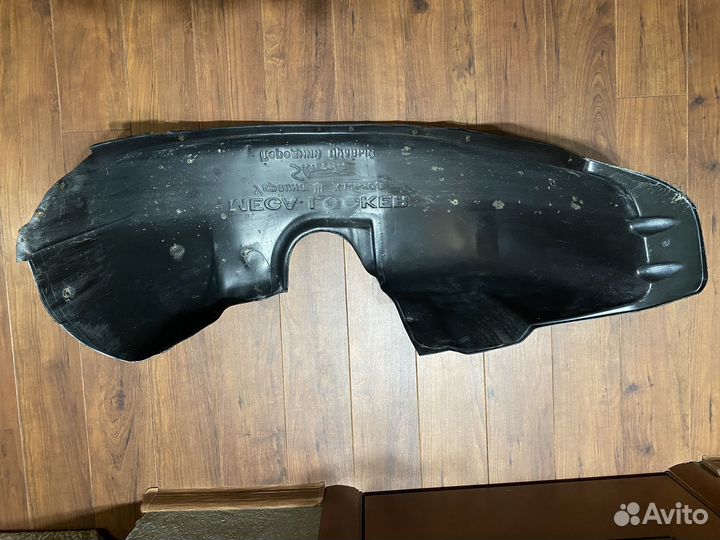 Подкрылок передний правый