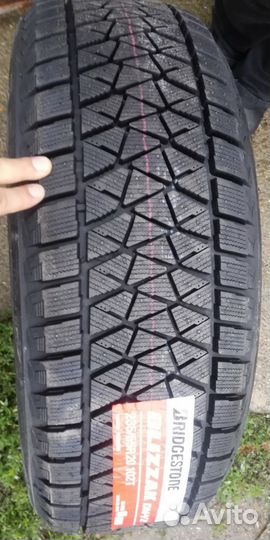 Bridgestone Blizzak DM-V2 235/55 R20 102T