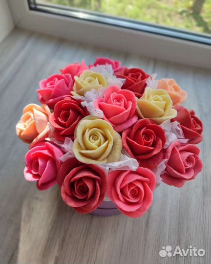 В наличии шоколадные розы в шляпной коробке