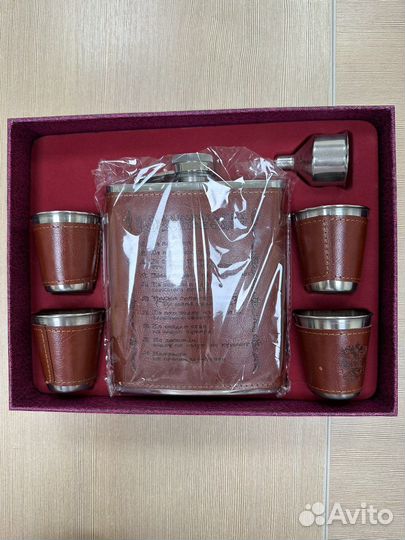 Фляжка со стопками