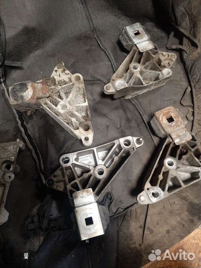 Кронштейн двигателя правый Renault Kangoo Logan 1