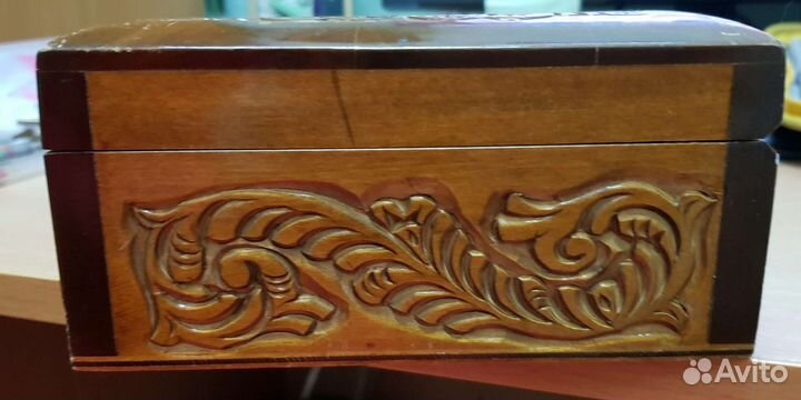 Деревянная резная шкатулка