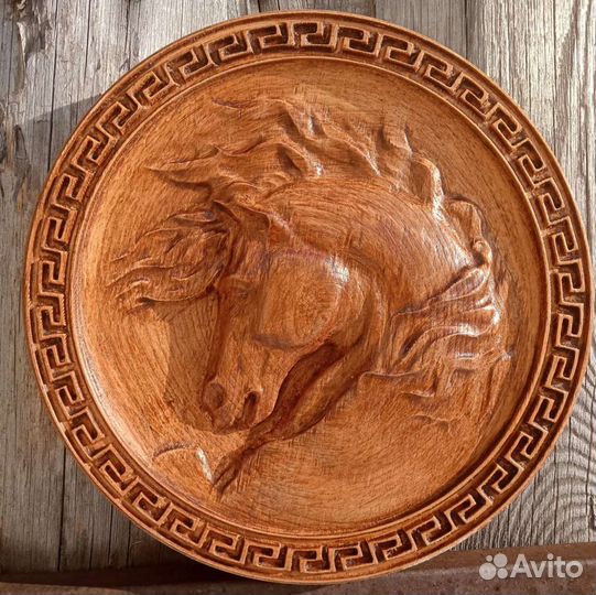 Резное панно из дерева