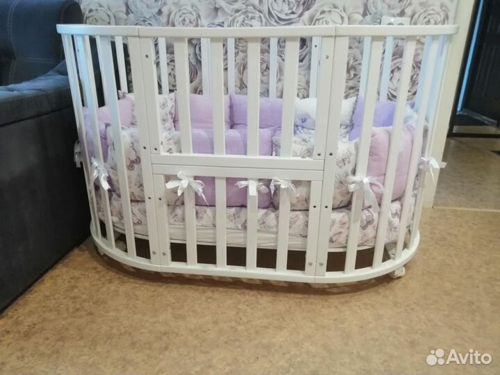 Детская кроватка с маятником