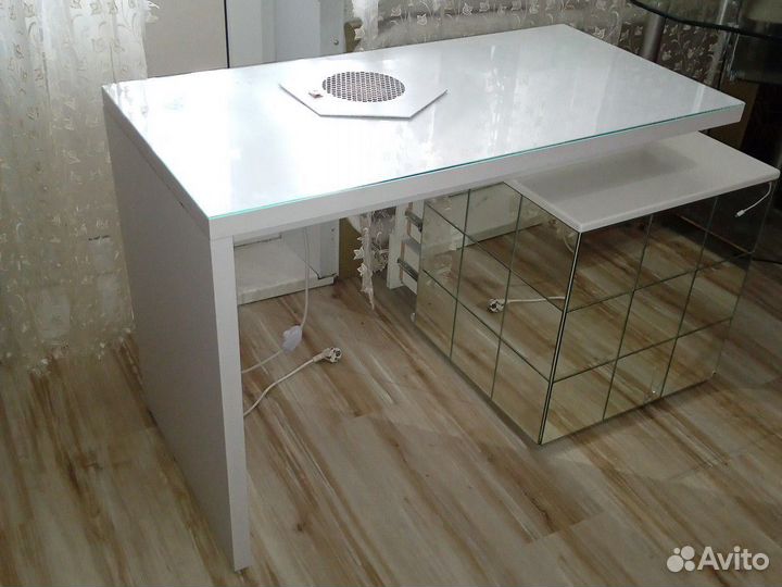 Маникюрный стол с вытяжкой