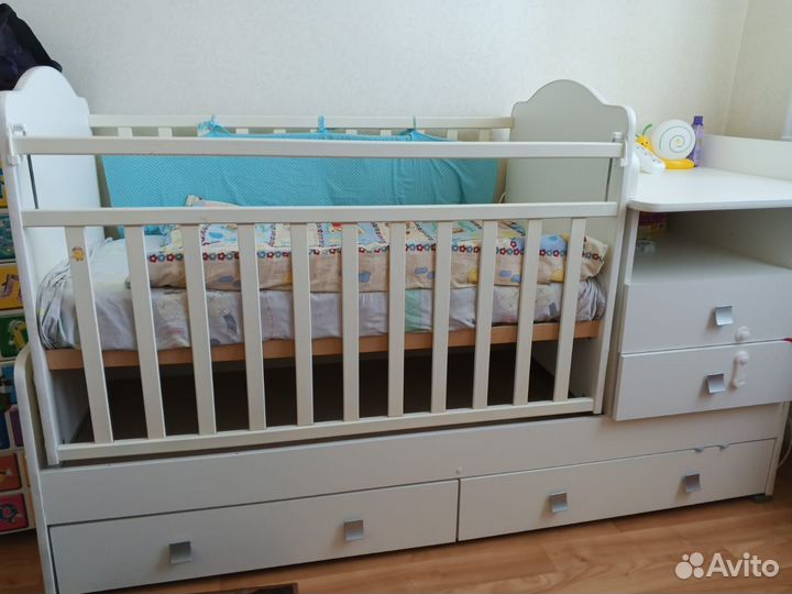 Детская кроватка с маятником и пеленальным комодом