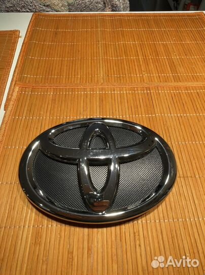 Эмбема тойота на решетку радиатора оригинал б/у