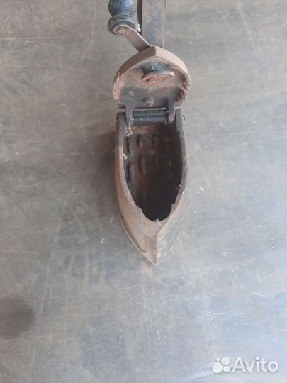 Старинный угольный утюг