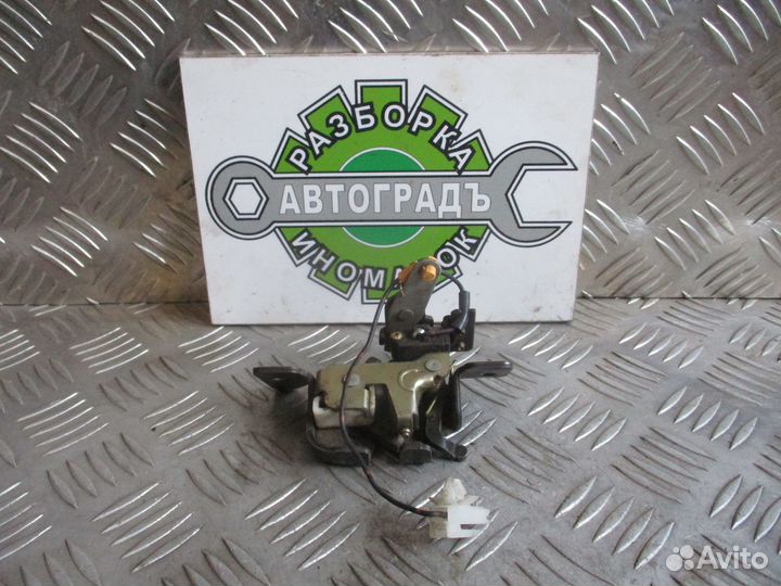 Замок двери багажника Mazda Demio 2000г