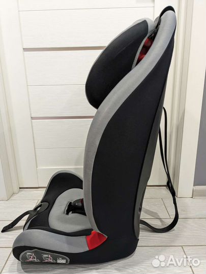 Автокресло Chicco серое
