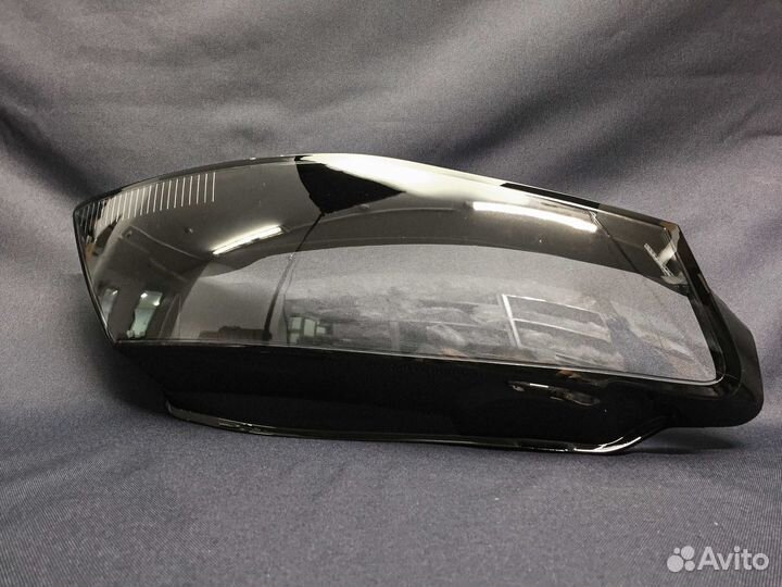 Стекло правой фары Audi A4 2007-2012