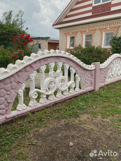 Забор бетонный, грядки