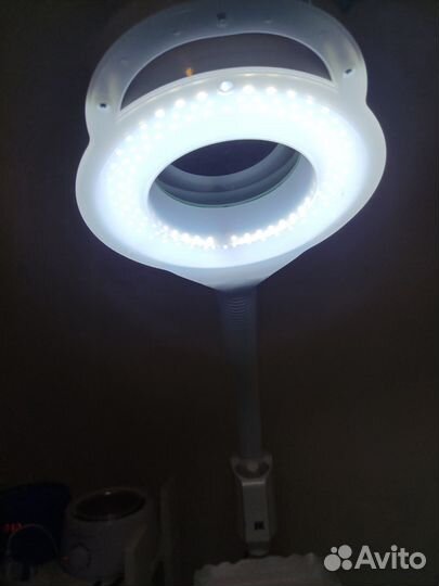 Лампа с лупой