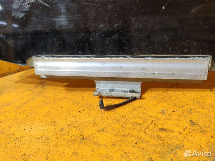 Стекло заднее левое на Mercedes-Benz W124