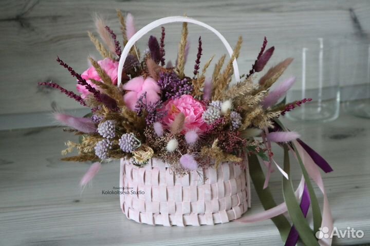 Букет из сухоцветов в корзине