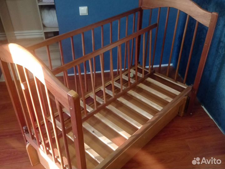 Детская кроватка с маятником и ящиком