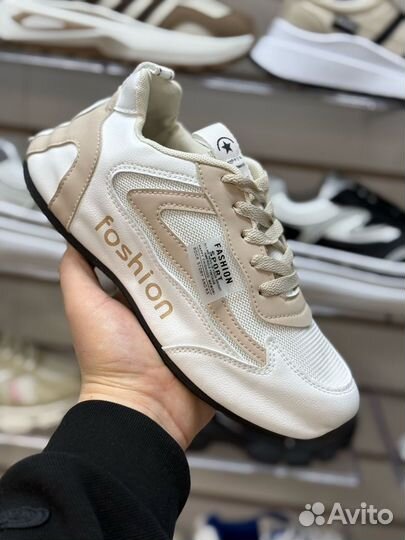 Кроссовки женские