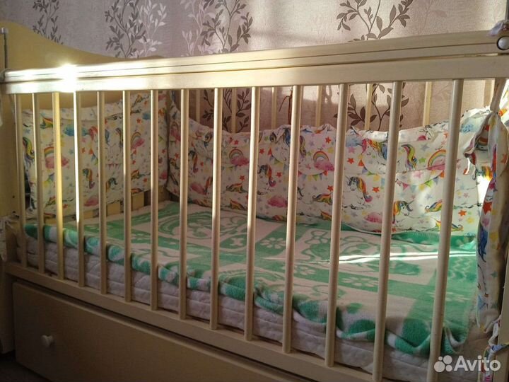 Детская кроватка с маятником