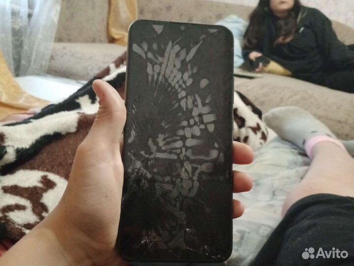 Телефон realme c11 продам, разбит экран