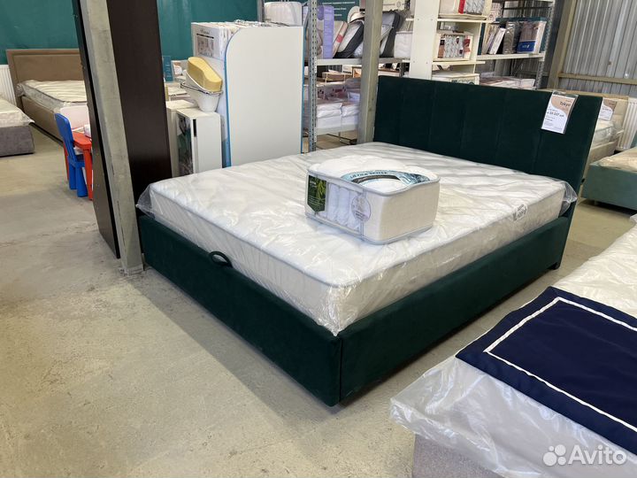 Двуспальная кровать