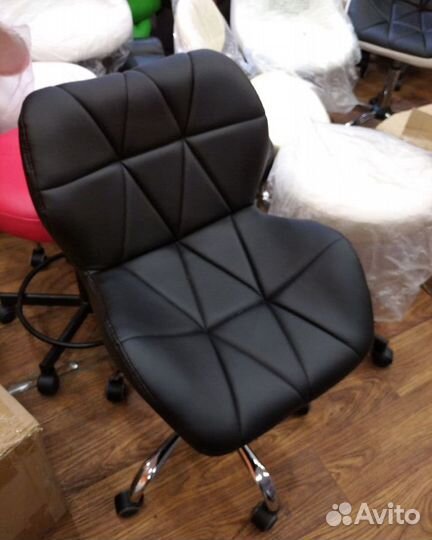 Стул мастера маникюра, педикюра, косметолога