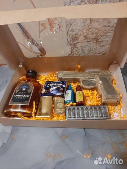 Подарок с шоколадным пистолетиком