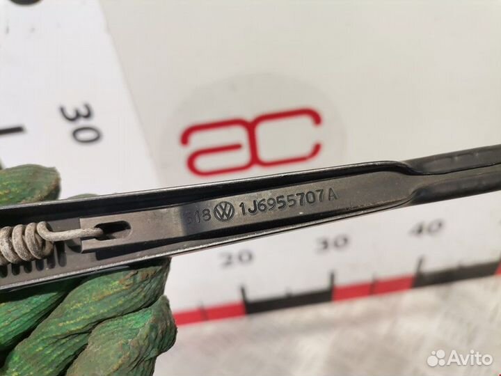 Щеткодержатель задний Volkswagen Golf 3 1999