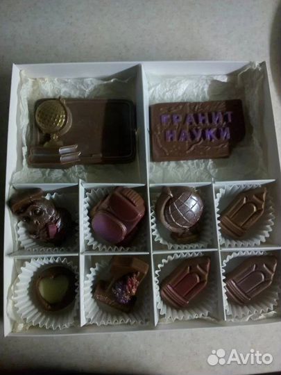 Шоколадные конфеты и фигурки на подарок