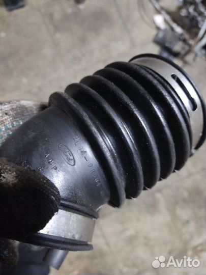 Патрубок воздушного фильтра Ford Escape