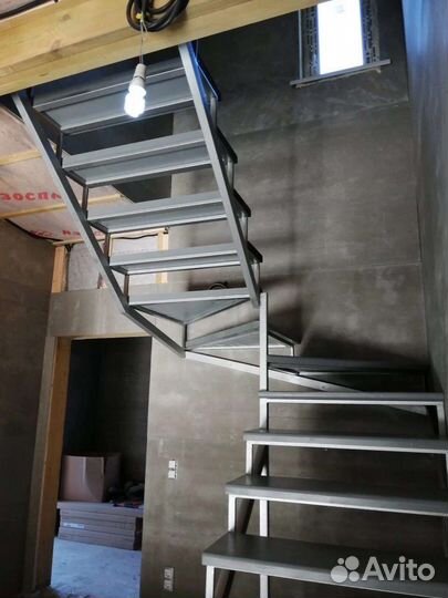 Лестница на металлокаркасе