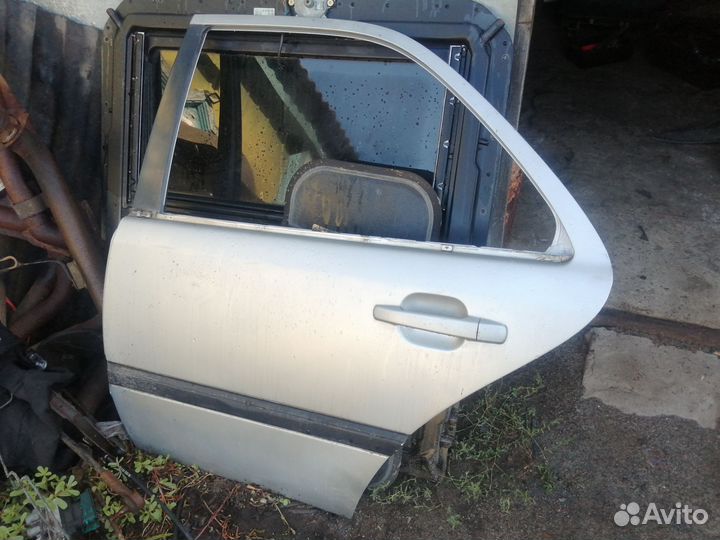 Задняя левая дверь мерседес с202