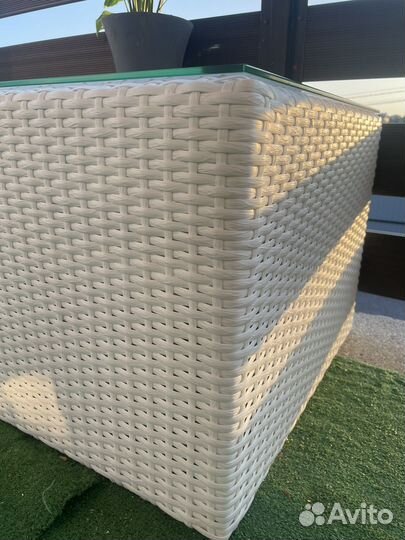 Стол из ротанга с закаленным стеклом