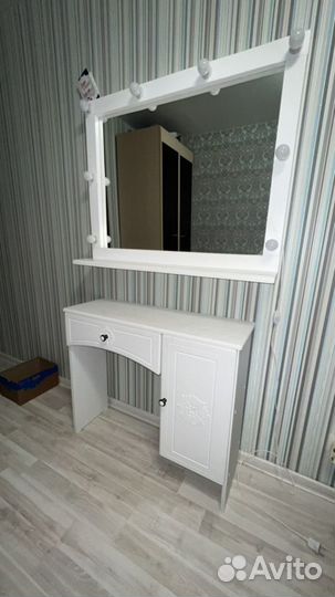 Гримерный стол с зеркалом