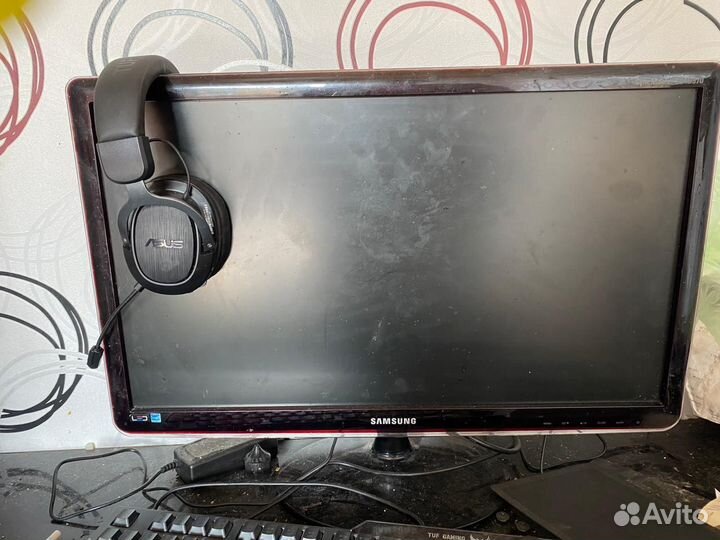 Игровой компьютер с монитором и клавиатурой