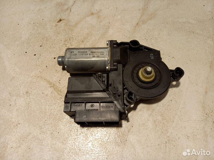 Моторчик стеклоподъемника Audi 100 4A/C4 VAG