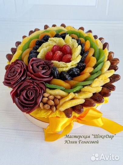 Букет из сухофруктов в коробке с розами из пастилы