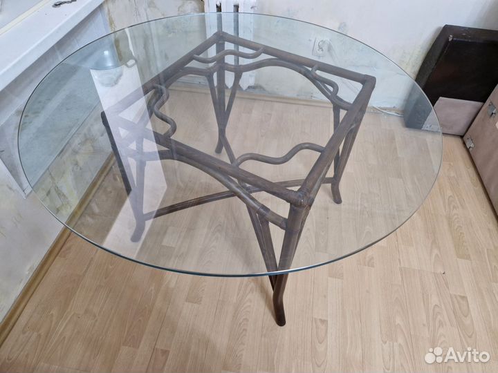 Стол стеклянный круглый и 3 стула