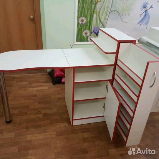 Маникюрный стол 