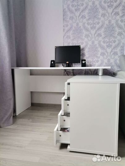 Угловой письменный стол