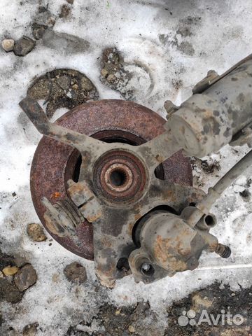 Поворотный кулак передний левый Volkswagen Golf 3