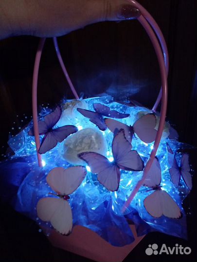 Букет цветов свежие, с бабочками и подсветкой