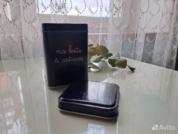 Жестяная банка для косметики и кистей