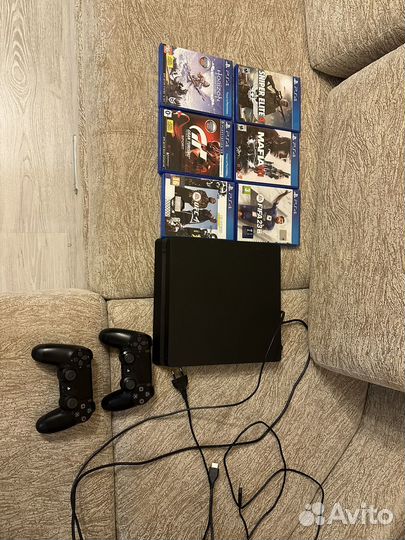 Игровая приставка ps4 slim с играми и 2 джостика
