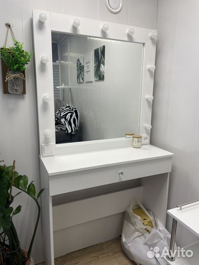 Гримерное зеркало со столом