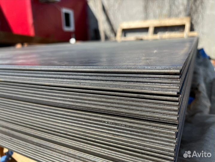 Лист стальной рифленый