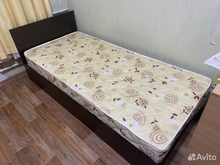 Кровать с матрасом
