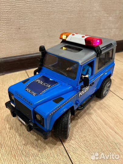 Внедорожник Land Rover Defender полицейский