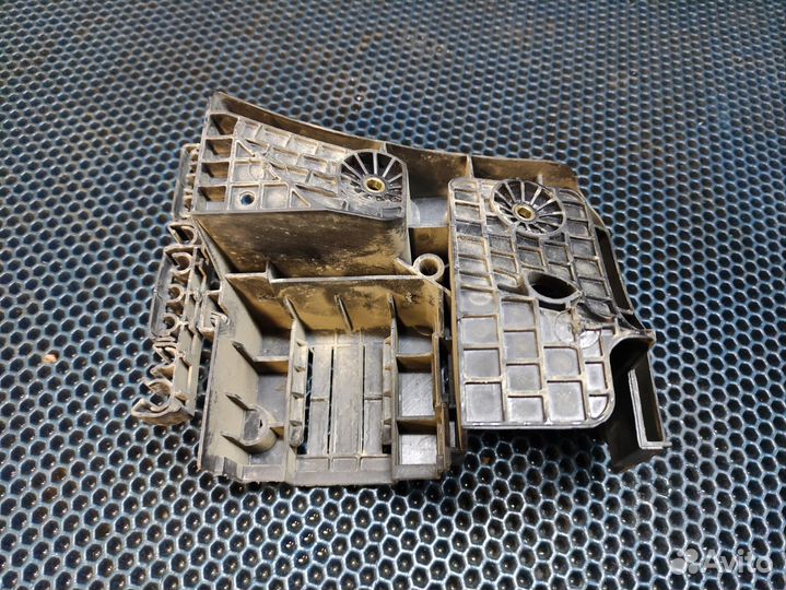 Кронштейн блока предохранителей vw passat CC