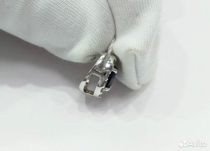 Золотая подвеска с камнем