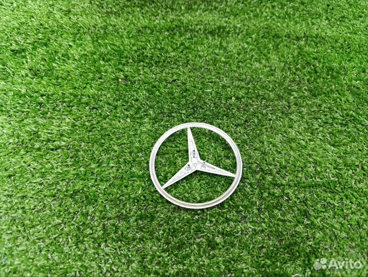 Эмблемa крышки багажника Mercedes-Benz Viano W639